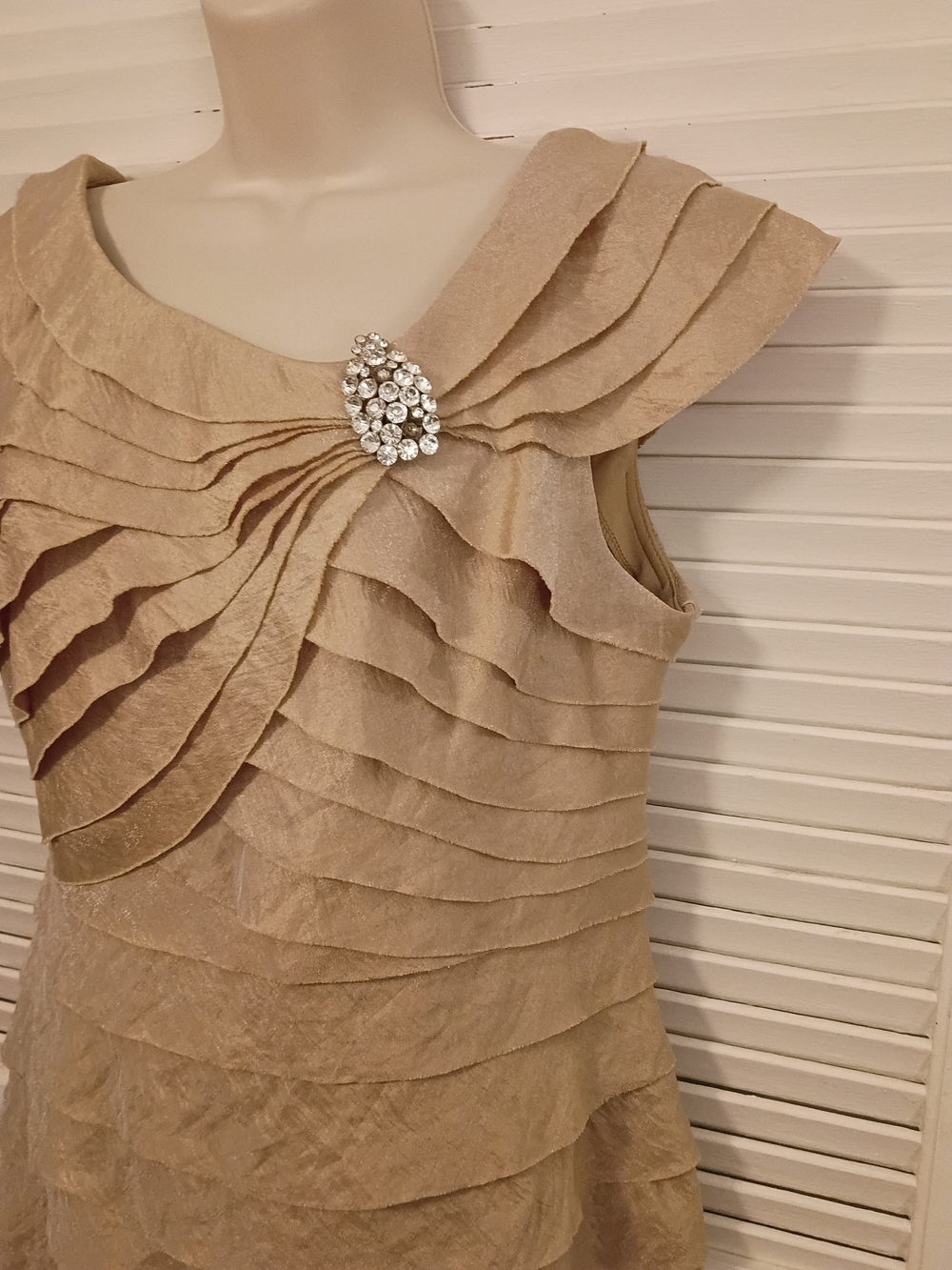 London Times Gold Tiered Sheath Dress with Brooch Detail - Picture 4 of 9